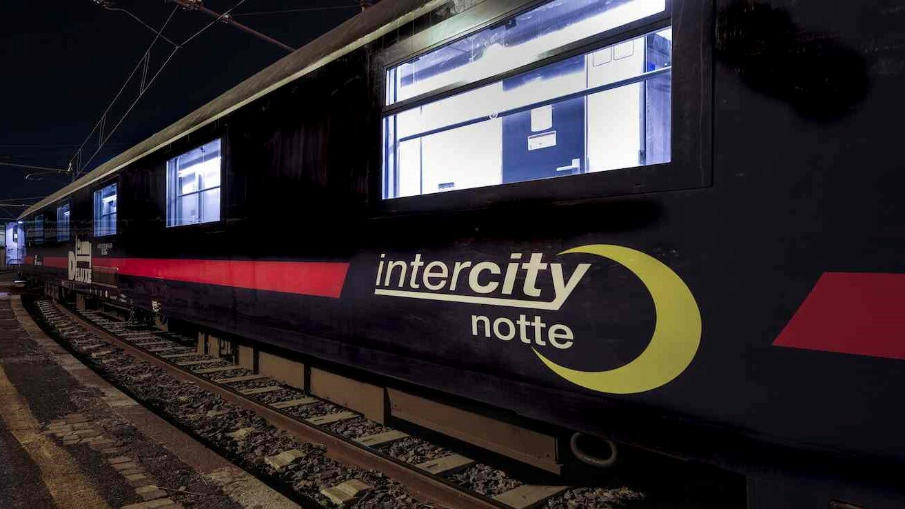 Un treno a lunga percorrenza Intercity Notte