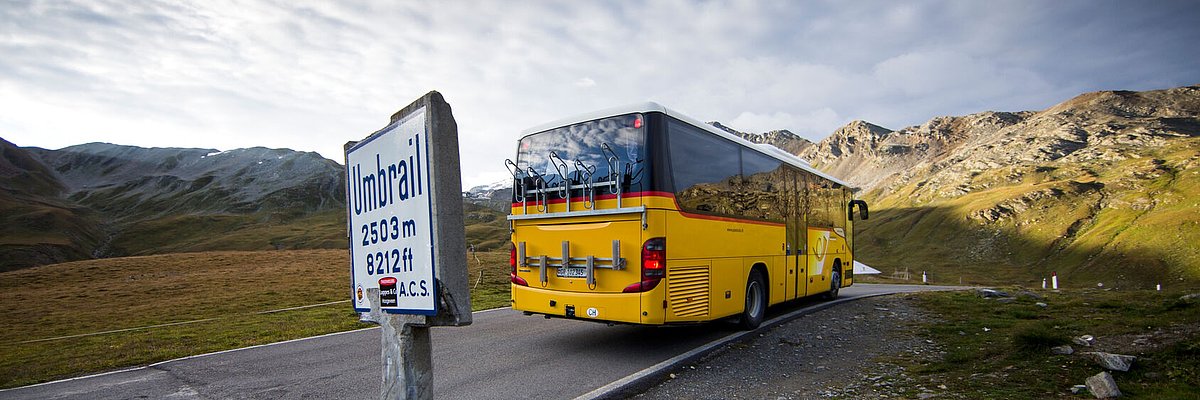 Autobus PostAuto su una strada di montagna